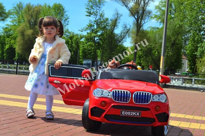 девочка на детском электромобиле